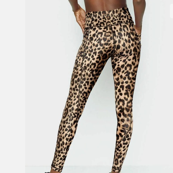 Victoria's Secret Incredible Essential Legging Leopard Animal 7/8 Length - Picture 2 of 5